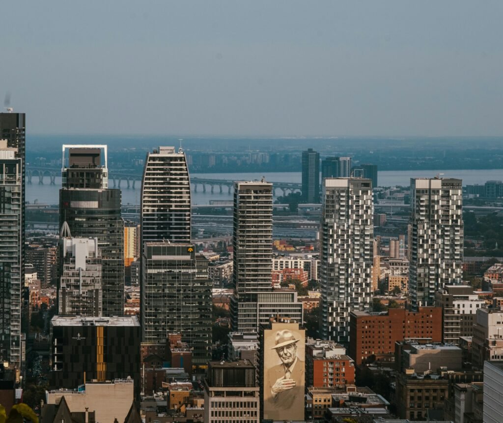 Vue aérienne de la silhouette de Montréal, avec l'emblématique pont Jacques-Cartier, en été.